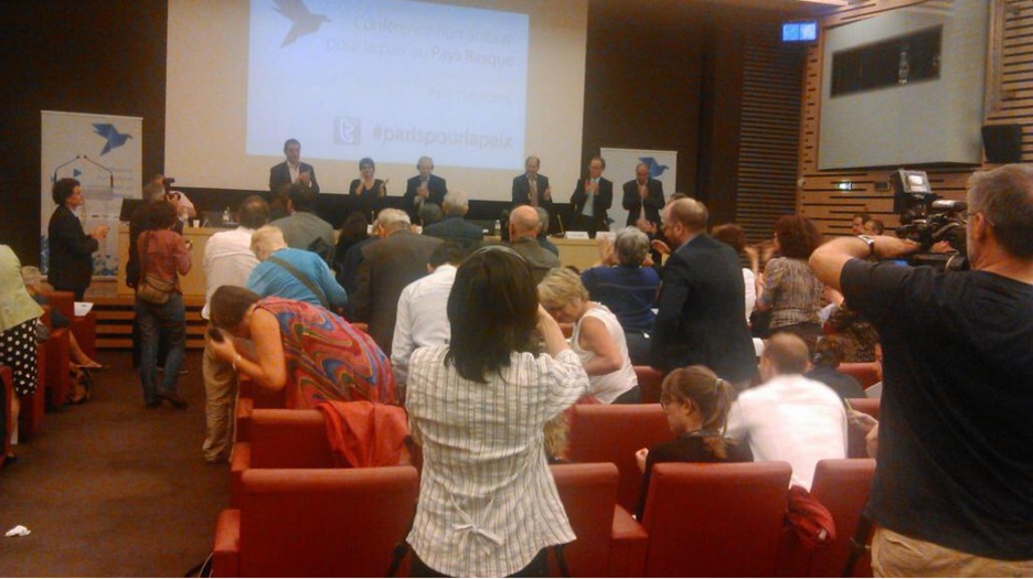 Aplausos al término de la conferencia. (@MediabaskInfo)