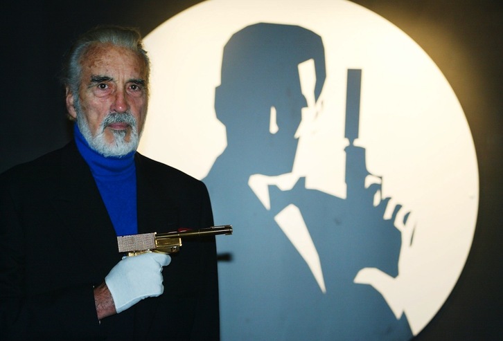 Christopher Lee en 2002, en una exposición sobre el agente 007. (Adrian DENNIS/AFP) 