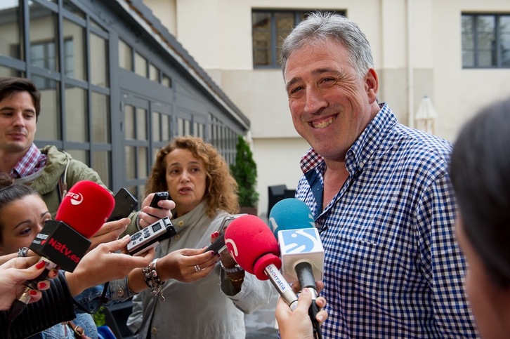 Joseba Asiron, anunciando el acuerdo programático. (Iñigo URIZ / ARGAZKI PRESS)