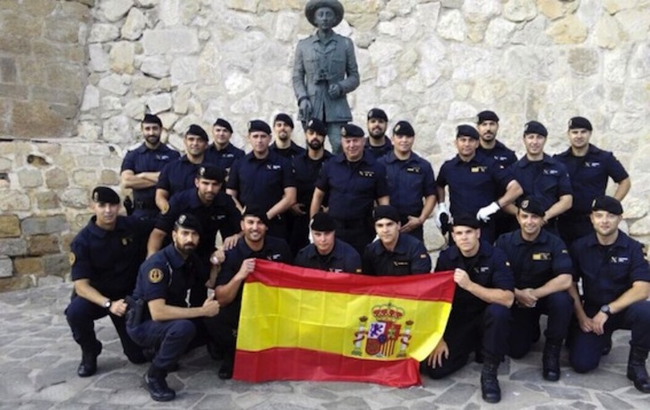 Fotografía que circula en las redes sociales, en la que guardias civiles posan junto a la estatua de Franco. 