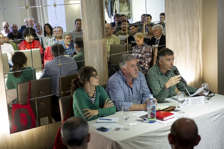Joseba Asiron da cuenta del acuerdo en la asamblea de EH Bildu ayer. (Iñigo URIZ/ARGAZKI PRESS)