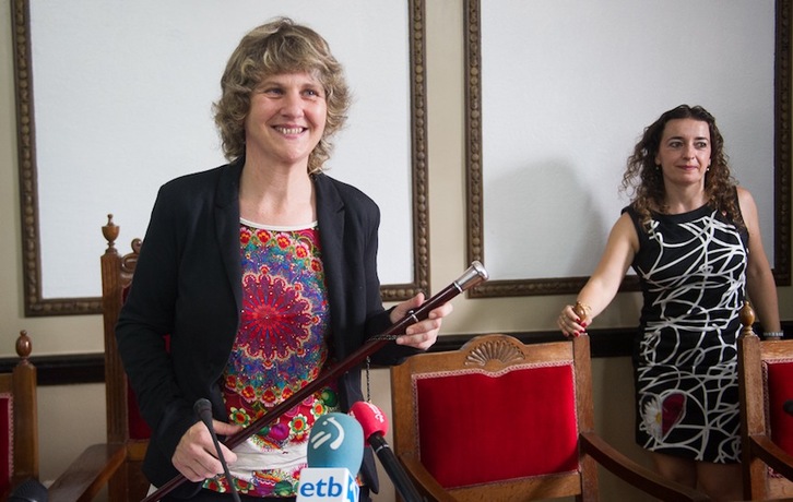 Andoaingo alkate Ana Karrere, aginte makilarekin. (@gara_mjauregi) Andoaingo alkate Ana Karrere, aginte makilarekin. (Andoni CANELLADA/ARGAZKI PRESS)