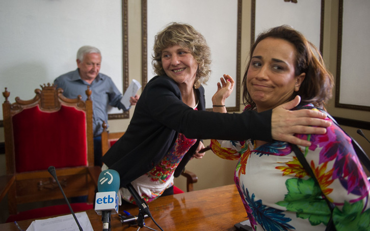 Rafaela Romero (PSE), disgustada, saluda a la alcaldesa de Andoain, Ana Karrere. (Andoni CANELLADA/ARGAZKI PRESS)