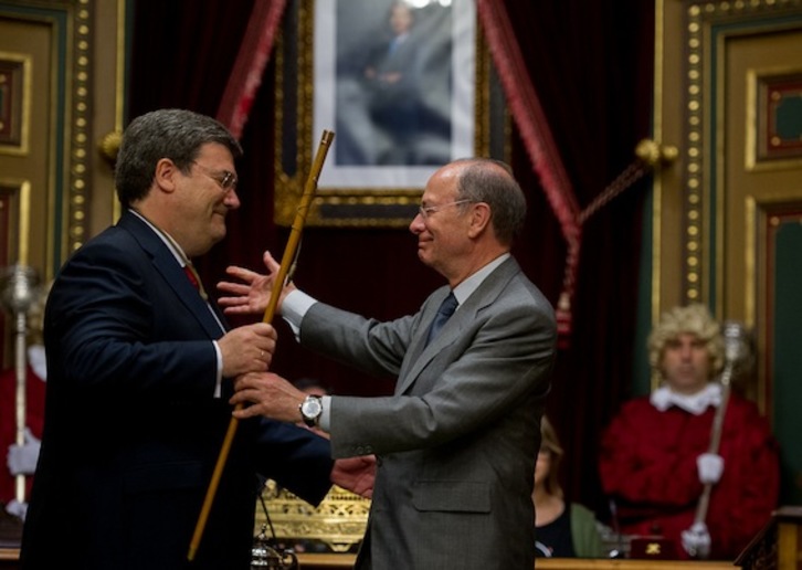 Ibon Areso ha entregado la makila a Juan Mari Aburto. (Marisol RAMIREZ/ARGAZKI PRESS)