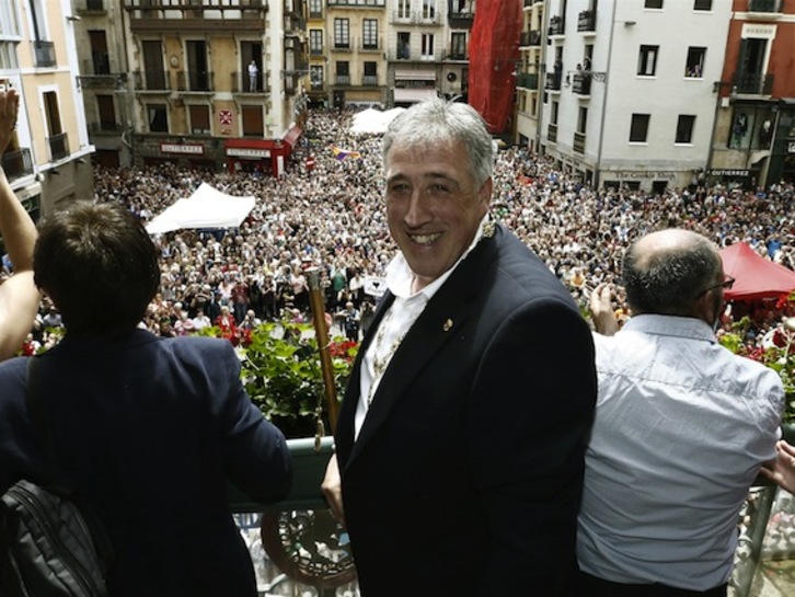 Asiron, en la balconada, con la plaza abarrotada de fondo. (Jesús DIGES/POOL EFE)