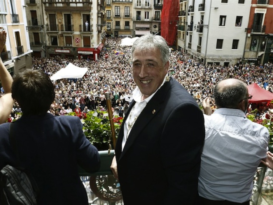 Asiron, en la balconada, con la plaza abarrotada de fondo. (Jesús DIGES/EFE)