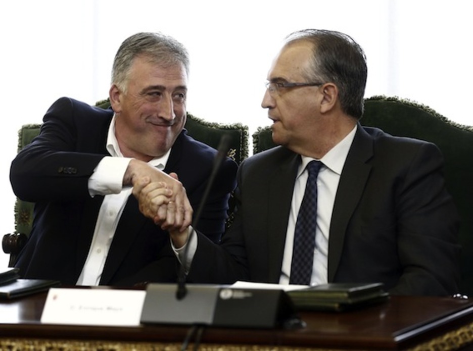 Asiron estrecha la mano de Enrique Maya, a quien ha sucedido en el cargo. (Jesús DIGES/EFE)