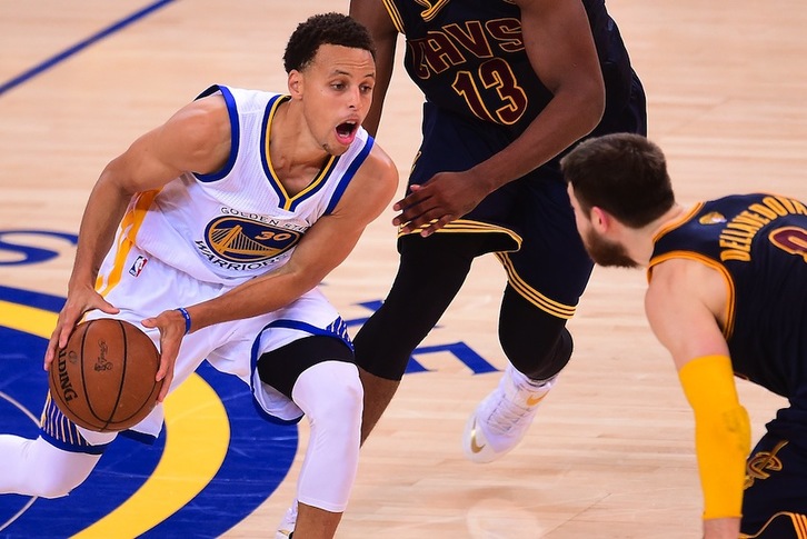 Stephen Curry, de los Warriors, intenta pasar ante Matthew Dellavedova, de los Cleveland Cavaliers. (Frederic J. BROWN/AFP) 