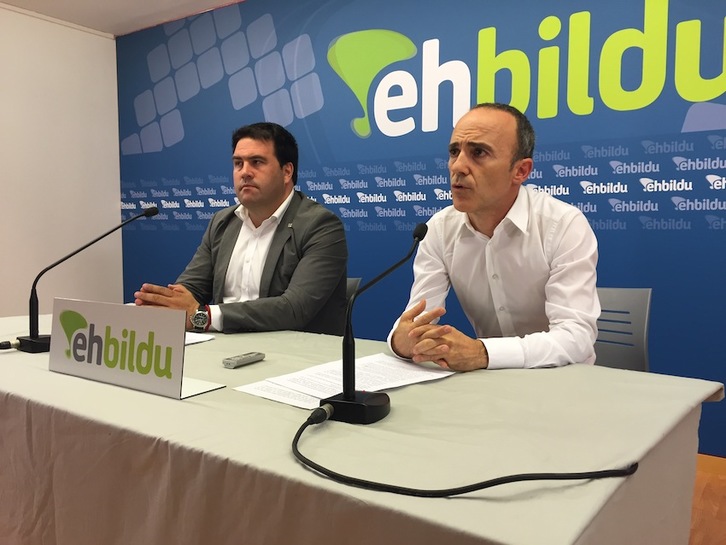 Jon Iñarritu y Josu Juaristi, en la comparecencia de Bilbo. (EH BILDU)