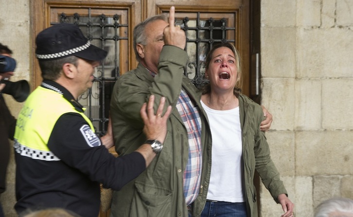 Anton Sáenz de Santamaría hace una «peineta» mientras un policía lo desaloja. (Raúl BOGAJO/ARGAZKI PRESS) 