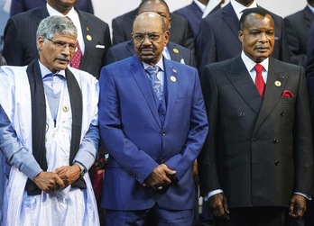 Omar al Bashir, en el centro, junto al presidente del Congo y el primer ministro de Sahrawi. (Gianluigi GUERCIA / ARGAZKI PRESS)