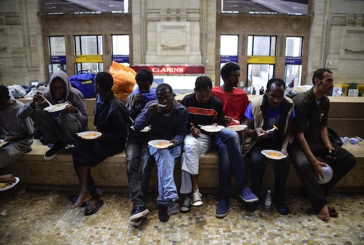 Un grupo de migrantes eritreos, en la estación de tren de Milán. (Olivier MORIN/AFP PHOTO)
