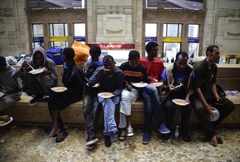 Un grupo de migrantes eritreos, en la estación de tren de Milán. (Olivier MORIN/AFP PHOTO)