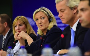 Marine Le Pen, en el centro, acompañada por algunos de sus socios. (Emmanuel DUNAND/AFP PHOTO)