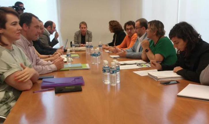 Reunión de Geroa Bai, EH Bildu, Podemos e I-E para acordar la composición de la Mesa del Parlamento. (@Podemosnavarra)
