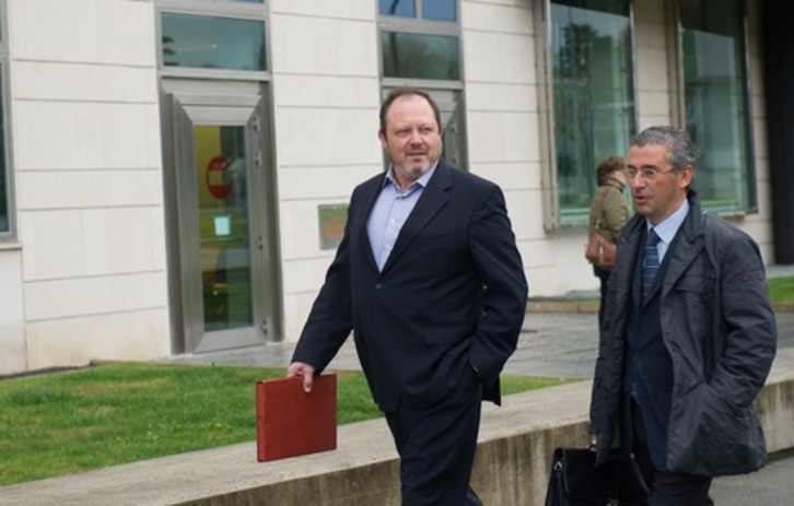 Simón Santamaría llega a la Audiencia de Nafarroa con su abogado. (Jagoba MANTEROLA/ARGAZKI PRESS) 