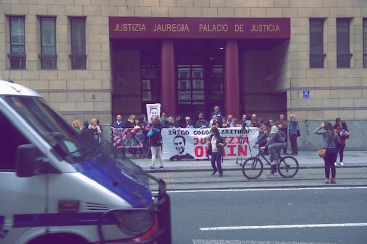 Concentración frente a los juzgados de Bilbo con motivo de la declaración de ‘Ugarteko’. (Luis JAUREGIALTZO/ARGAZKI PRESS)