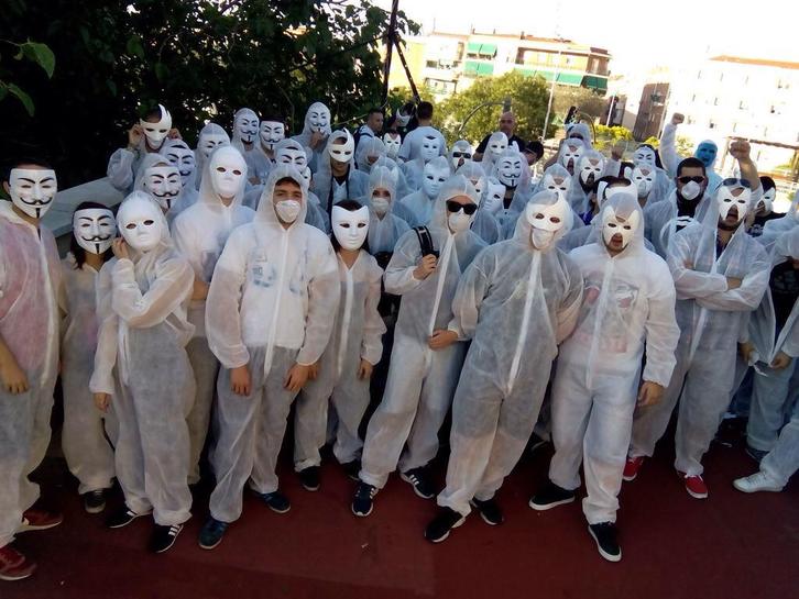 Un grupo de personas junto a la parroquia San Carlos Borromeo, en Vallecas