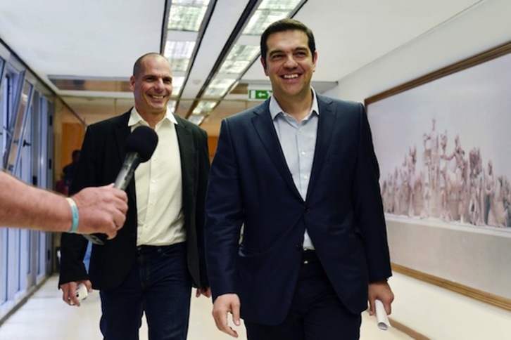 El primer ministro griego, Alexis Tsipras, junto a Yanis Varoufakis, ministro de Finanzas, en una imagen de archivo. (Louisa GOULIAMAKI/AFP PHOTO)