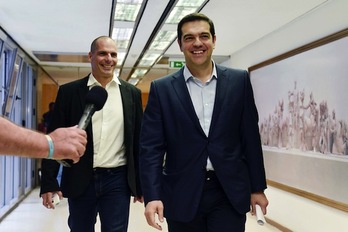 El primer ministro griego, Alexis Tsipras, junto a Yanis Varoufakis, ministro de Finanzas, en una imagen de archivo. (Louisa GOULIAMAKI/AFP PHOTO)