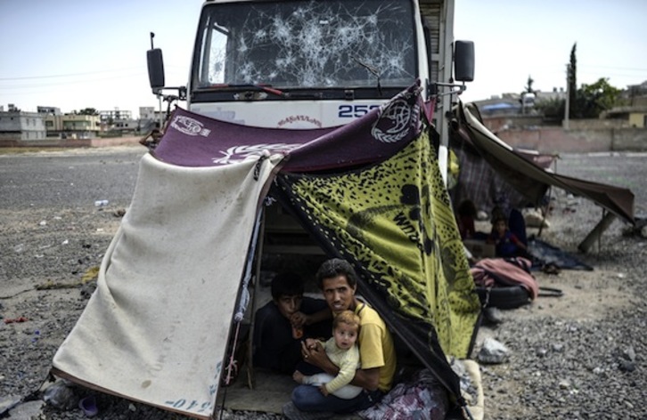 Refugiados sirios en una zona fronteriza de Turquía. (Bulent KILIC/AFP PHOTO)