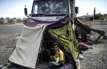 Refugiados sirios en una zona fronteriza de Turquía. (Bulent KILIC/AFP PHOTO)