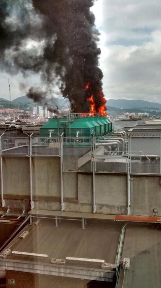 Fuego en la azotea de El Corte Inglés de Bilbo. (@MikelArreseigor)