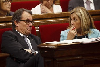 Artur Mas conversa con la hasta ahora vicepresidenta Joana Ortega, en la sesión de control de este jueves. (Quique GARCÍA / AFP)