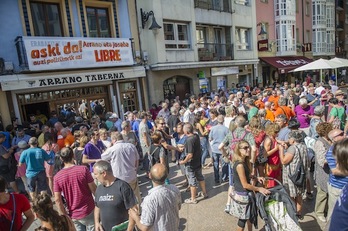 Protesta en agosto de 2014 ante la «herriko» de Zarautz, una de las que el TS ha ordenado incautar. (Gorka RUBIO/ARGAZKI PRESS)