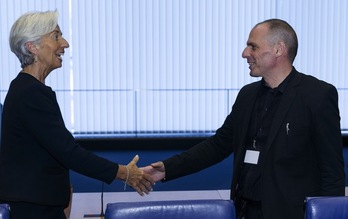 La directora del FMI Christine Lagarde y Yannis Varoufakis. (Thierry MONASSE / AFP)