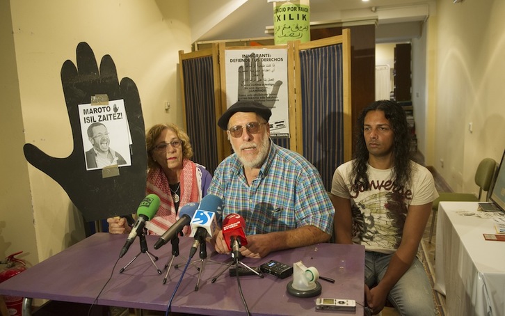Representantes de la plataforma Ongi Etorri, SOS racismo de Araba, y Asociacion Atawasol, en una comparecencia anterior. (Raul BOGAJO / ARGAZKI PRESS)