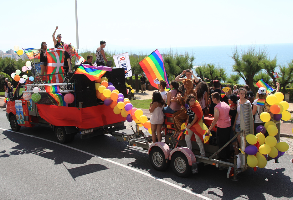 Un défilé joyeux et coloré a rassemblé plus d'un milliers de personnes à Biarritz, samedi 20 juin, pour la quinzième Lesbian Gay Pride. © Bob EDME