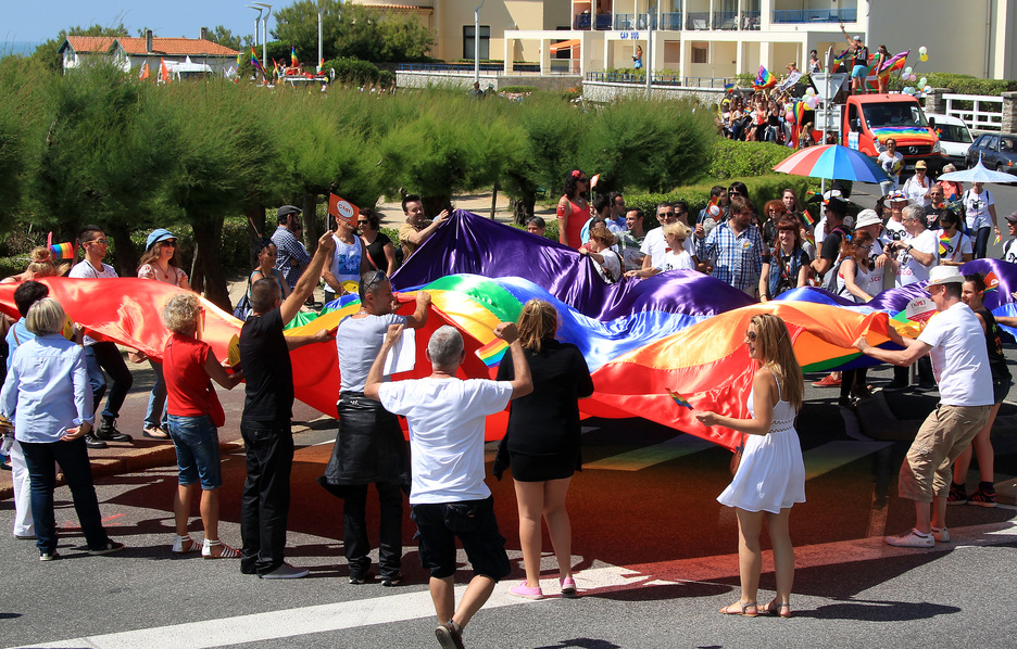 Un défilé joyeux et coloré a rassemblé plus d'un milliers de personnes à Biarritz, samedi 20 juin, pour la quinzième Lesbian Gay Pride. © Bob EDME
