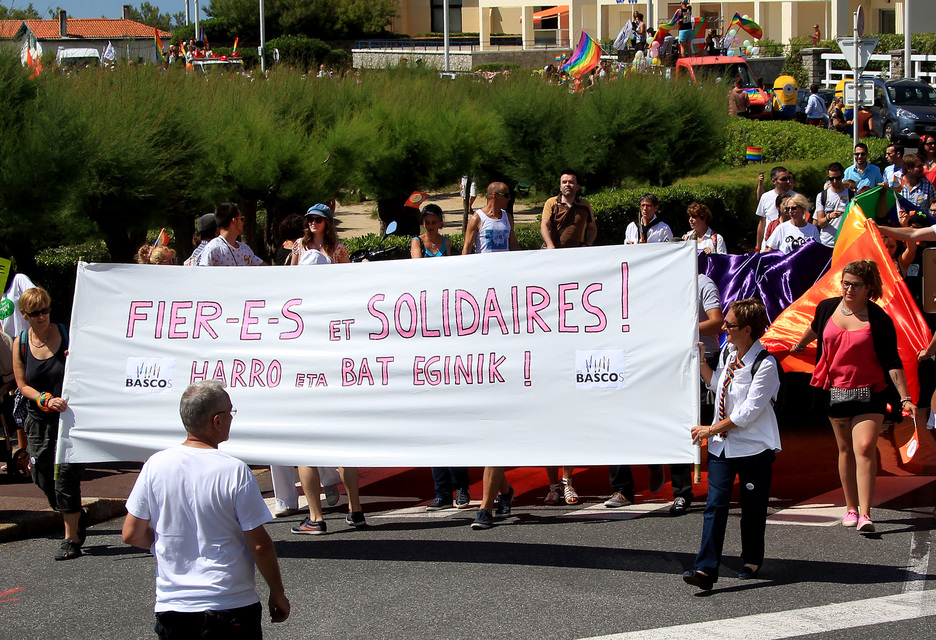 Un défilé joyeux et coloré a rassemblé plus d'un milliers de personnes à Biarritz, samedi 20 juin, pour la quinzième Lesbian Gay Pride. © Bob EDME