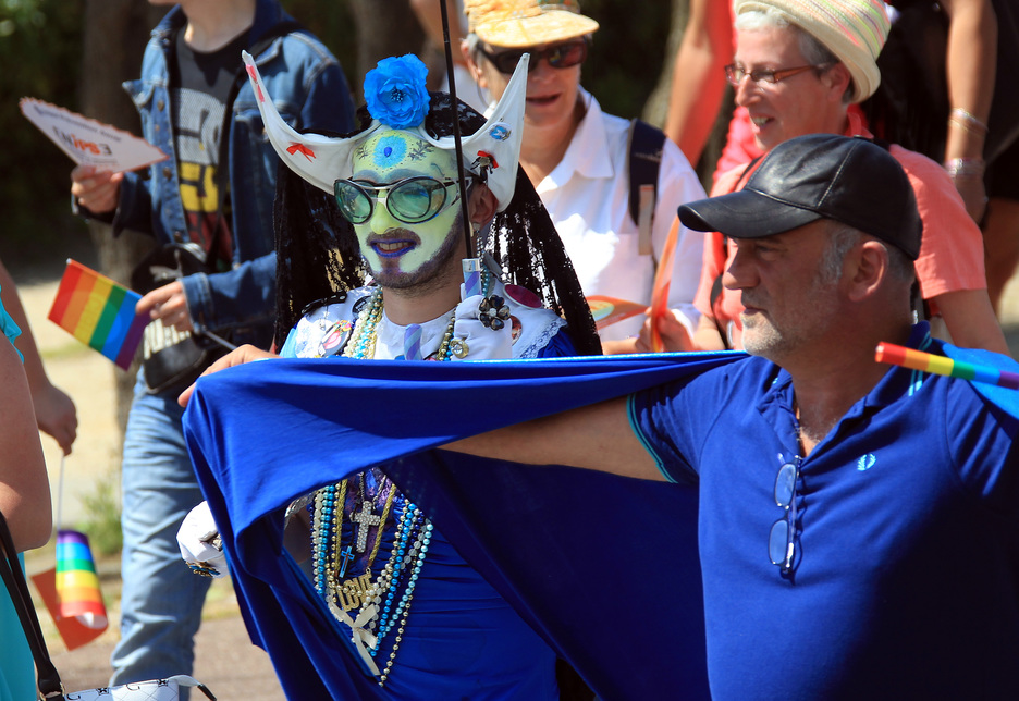 Un défilé joyeux et coloré a rassemblé plus d'un milliers de personnes à Biarritz, samedi 20 juin, pour la quinzième Lesbian Gay Pride. © Bob EDME