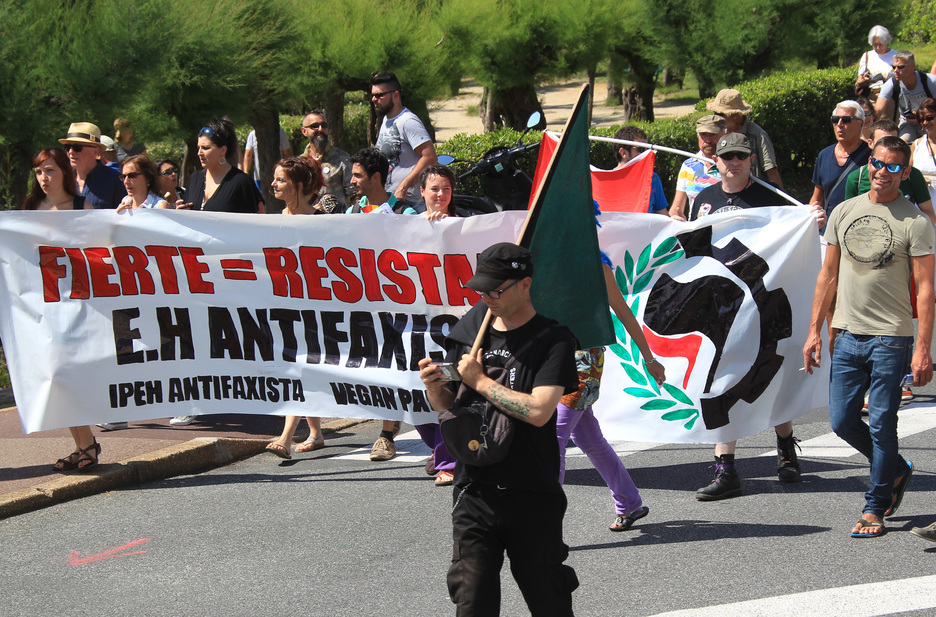 Un défilé joyeux et coloré a rassemblé plus d'un milliers de personnes à Biarritz, samedi 20 juin, pour la quinzième Lesbian Gay Pride. © Bob EDME