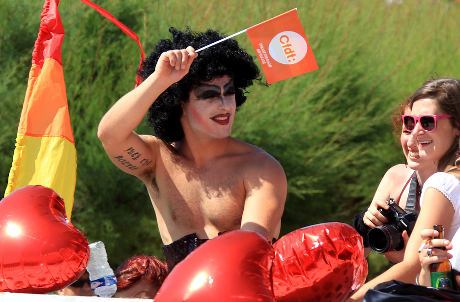 Un défilé joyeux et coloré a rassemblé plus d'un millier de personnes à Biarritz, samedi 20 juin, pour la quinzième Lesbian Gay Pride. © Bob EDME