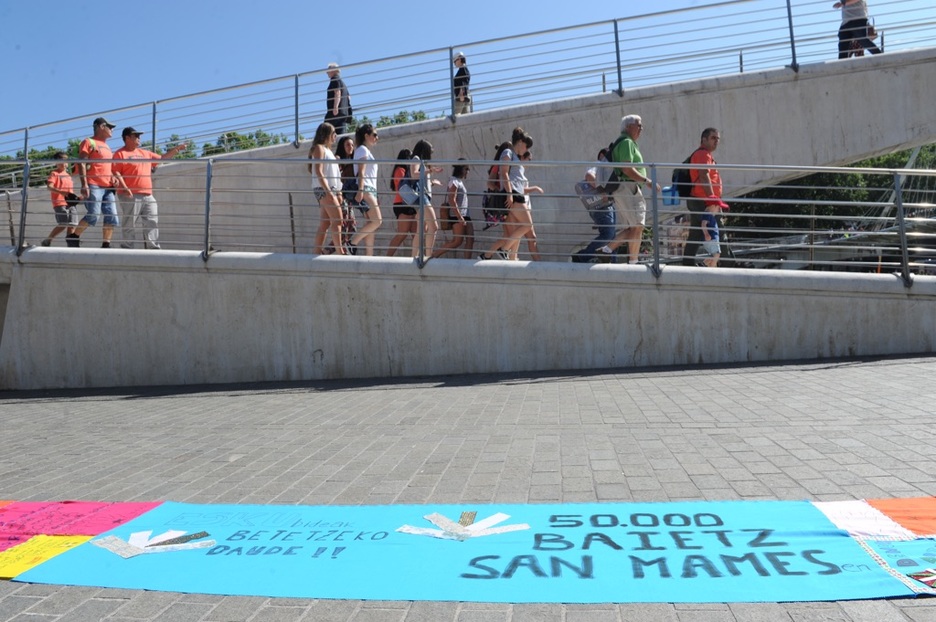 Bilboko erreka ondoan San Mamese betetzeko aldarria. (ARGAZKI PRESS)