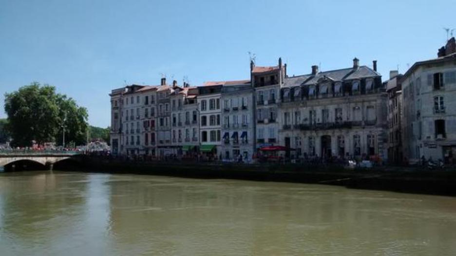 Baionako zubietan osatu dute oihal katea. (@mediabaskinfo)