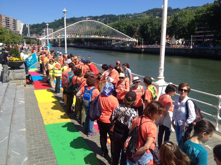 Bilboko oihal katea abiatzeko prest jende andana. (ARGAZKI PRESS)