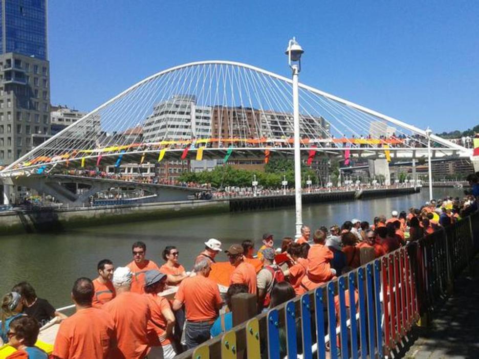 Zubizurian Gure Esku Dago-ren kamisetekin. (@goikodeustu)