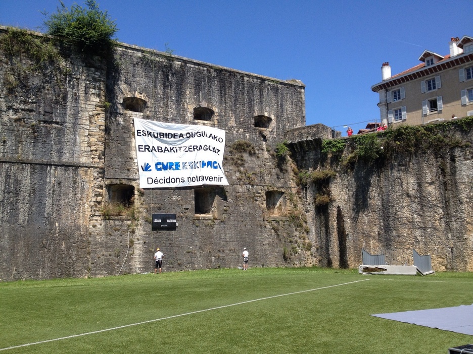 Bi eskalatzailek pankarta erraldoia eskegi dute Baionako gaztelu zaharrean. (@MediabaskInfo)