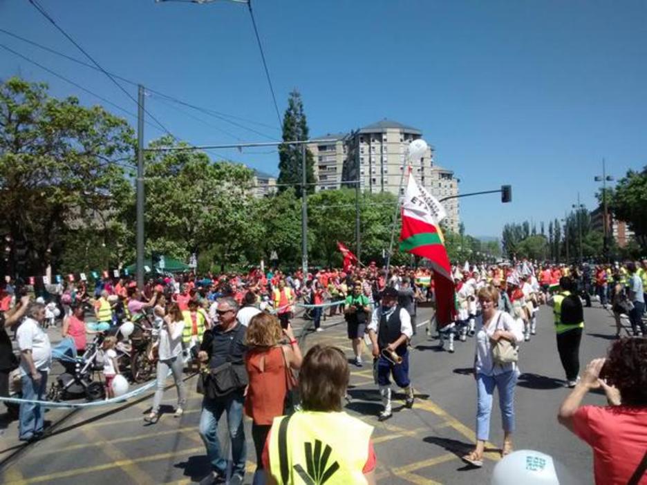 Una cadena multicolor ha recorrido Gasteiz. (@ion_salgado) 
