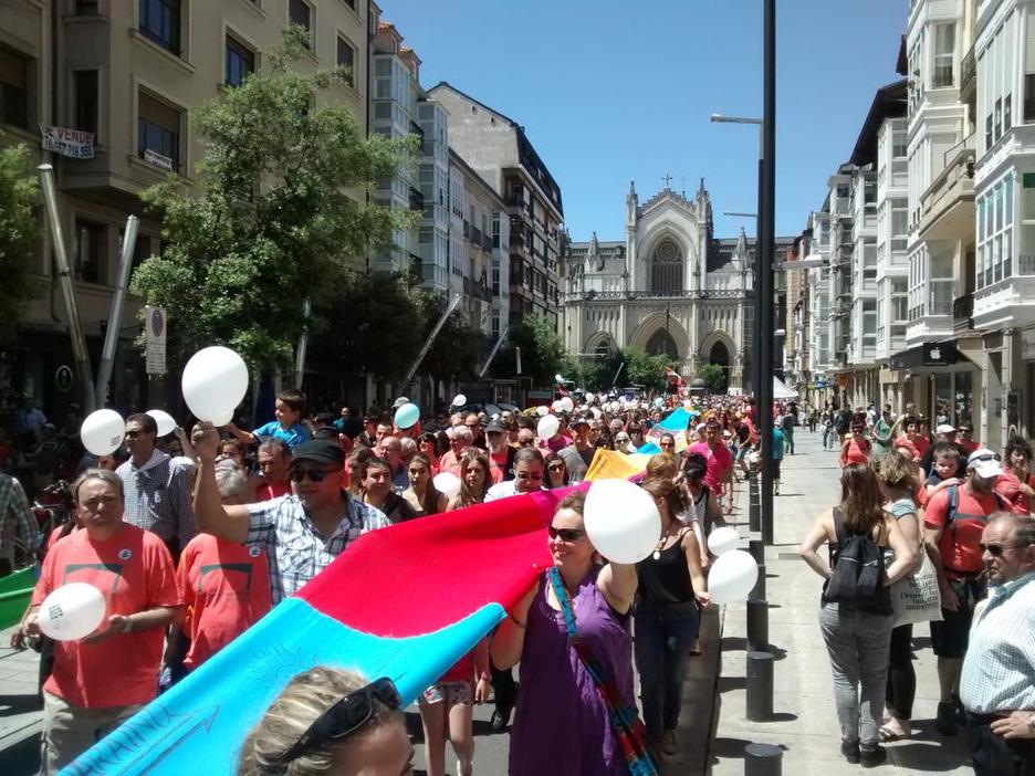 La cadena de telas llega a la Virgen Blanca. (@ion_salgado)