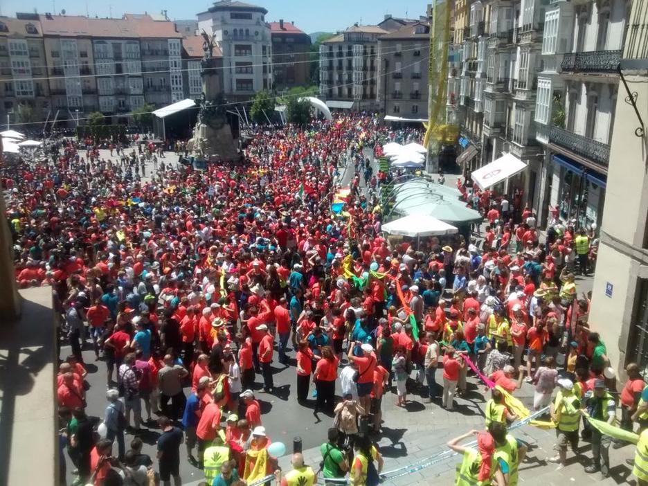Imagen de la plaza de la Virgen Blanca llena de color. (@ion_salgado)