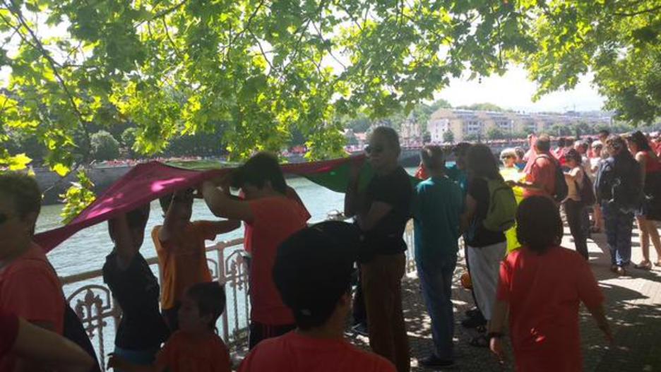 Katea prestatzen. (@GureEskuDagoDonostia)