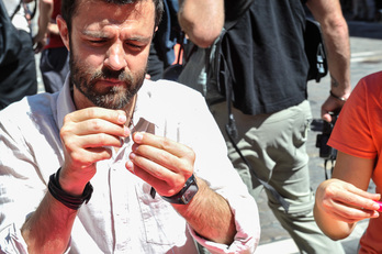El actor y director Aitor Merino, en la plaza del Ayuntamiento. (Idoia ZABALETA / ARGAZKI PRESS)