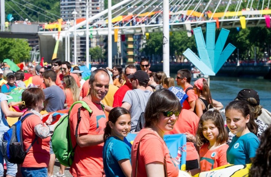 Jendetza bildu da Bilboko oihal katean. (ARGAZKI PRESS)