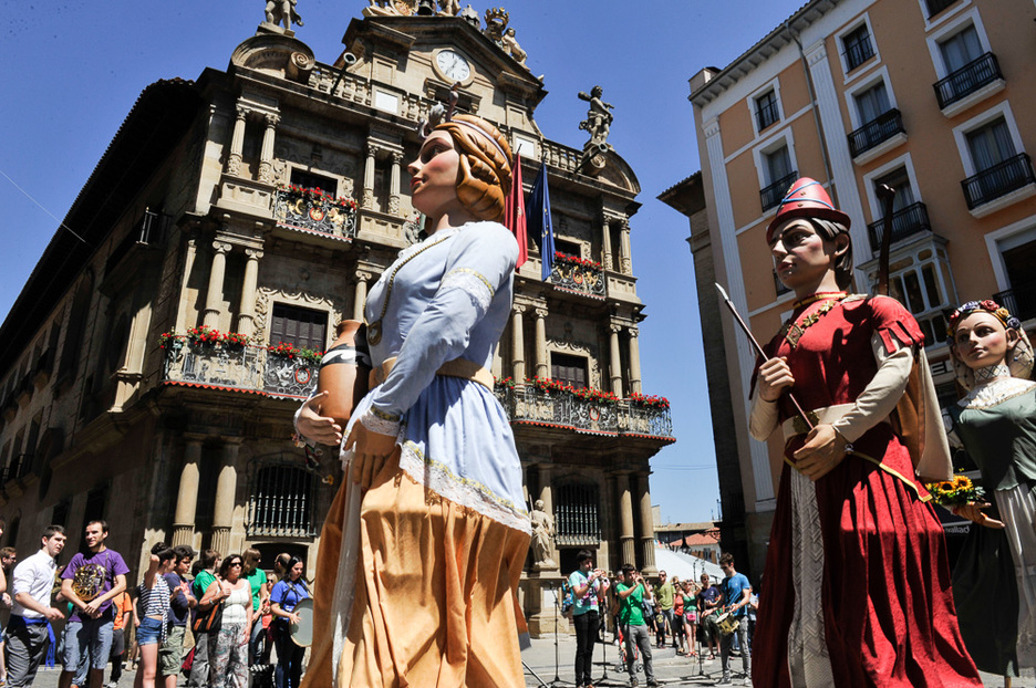 Los gigantes, a su llegada a la plaza del Ayuntamiento. (Idoia ZABALETA / ARGAZKI PRESS)
