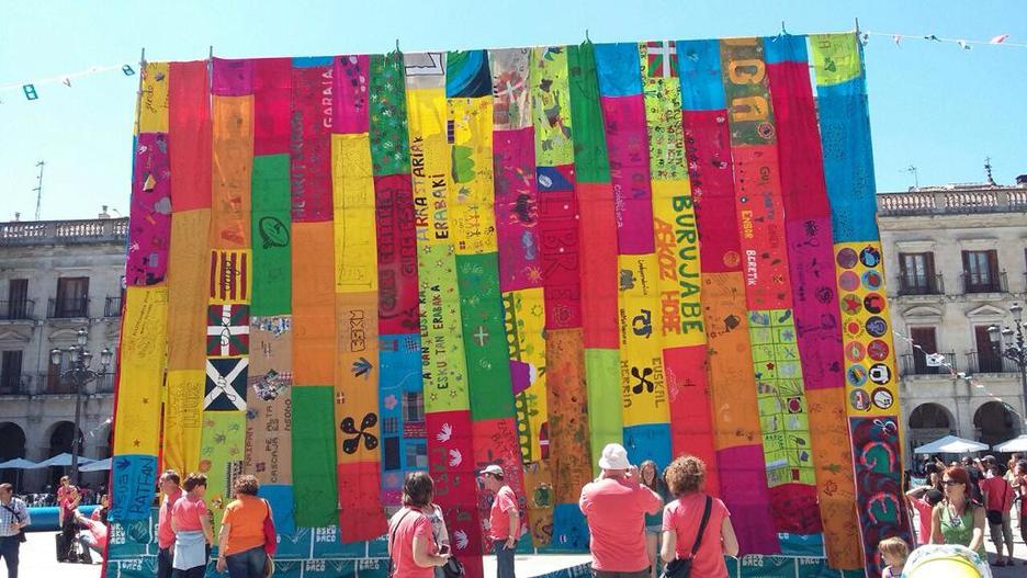 La urna ya terminada en la plaza Nueva de Gasteiz. (GARA_jvivanco)